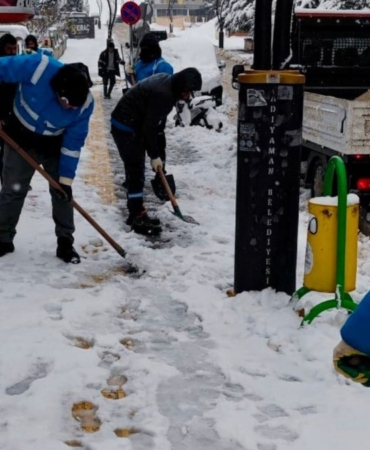 Adıyaman Belediyesi’nden kent genelinde kar mesaisi  - Videolu Haber
