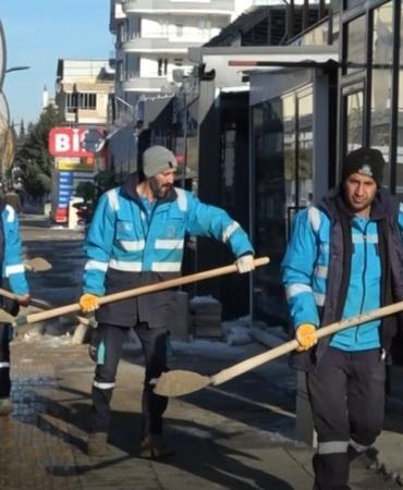 Adıyaman Belediyesi’nden yaya ve trafik güvenliği için kar mesaisi  - Videolu Haber
