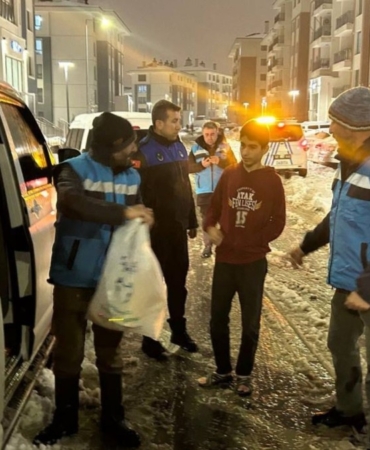 Adıyaman Belediyesi’nden yoğun kar yağışında İndere TOKİ’ye gıda ve kışlık yardımı  - Videolu Haber