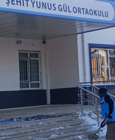 Adıyaman Belediyesi tarafından 98 okulda kar ve buz temizliği yapıldı