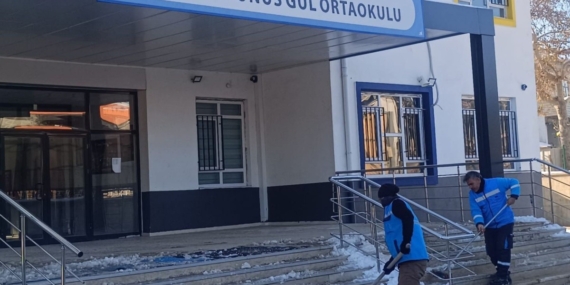 Adıyaman Belediyesi tarafından 98 okulda kar ve buz temizliği yapıldı