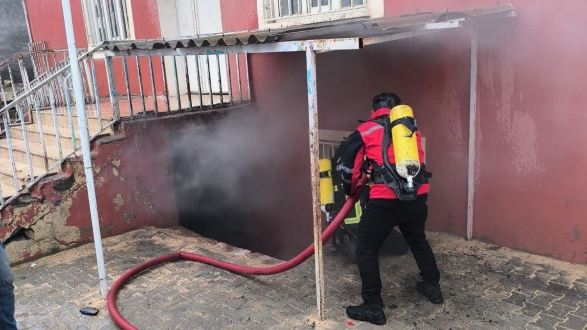 Adıyaman Besni’de ilkokul deposunda yangın