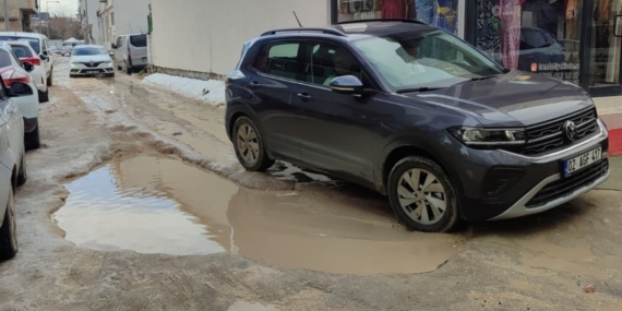 Adıyaman’da kar yağışı sonrası çukurlu ve çamurlu yollar vatandaşa zor anlar yaşatıyor  – Videolu Haber