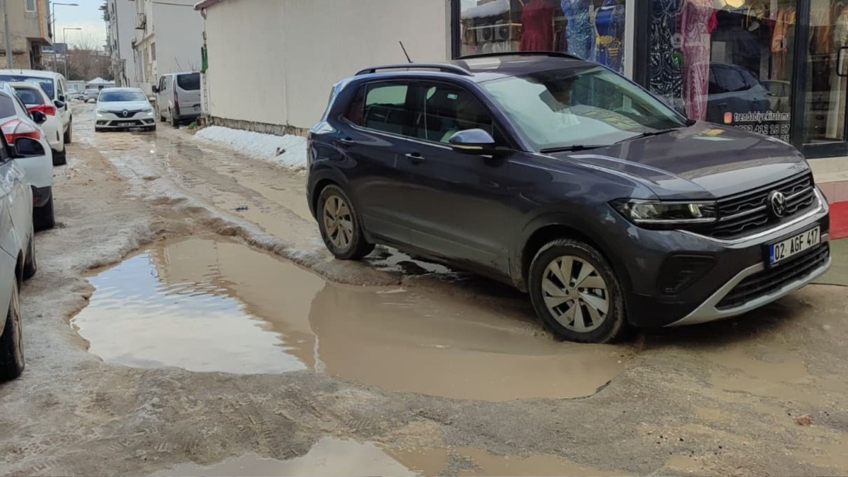 Adıyaman’da kar yağışı sonrası çukurlu ve çamurlu yollar vatandaşa zor anlar yaşatıyor  - Videolu Haber
