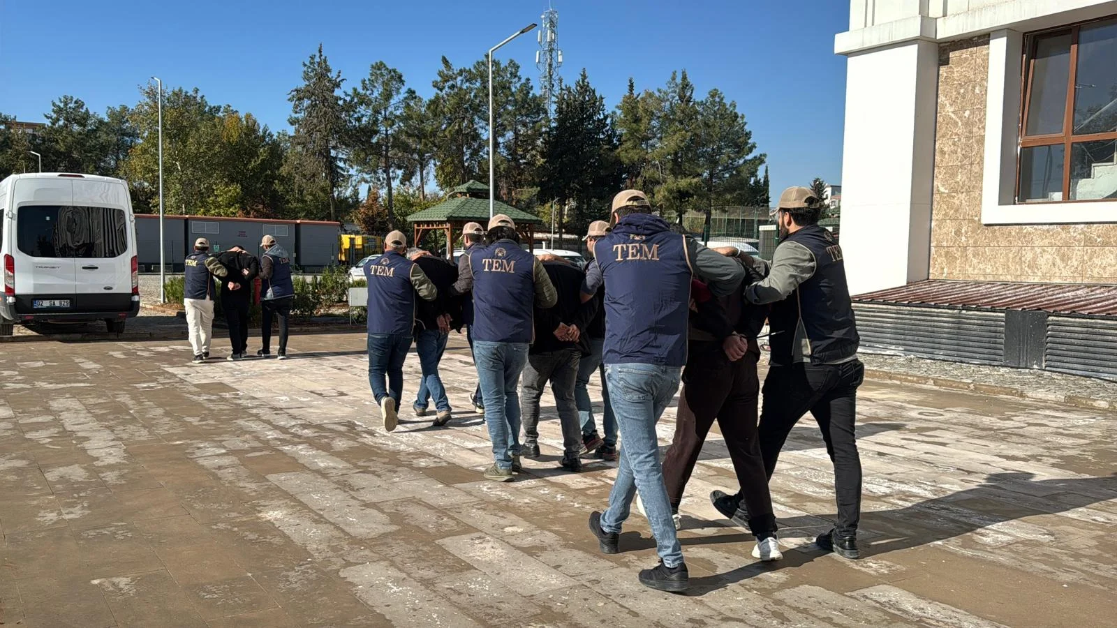 Adıyaman'da terör örgütü DEAŞ operasyonunda yakalanan 2 zanlı tutuklandı