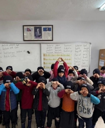 Adıyaman'ın İnlice beldesinde öğrencilere kışlık bot ve mont desteği