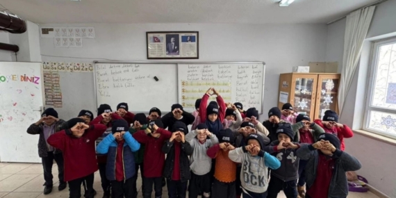 Adıyaman’ın İnlice beldesinde öğrencilere kışlık bot ve mont desteği