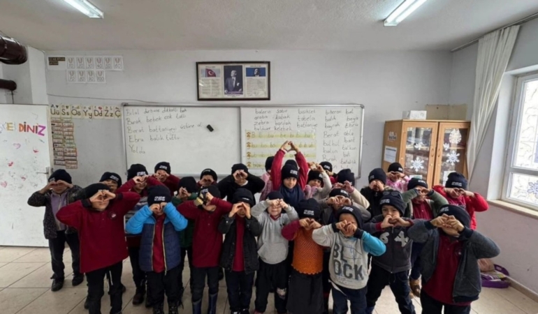 Adıyaman'ın İnlice beldesinde öğrencilere kışlık bot ve mont desteği