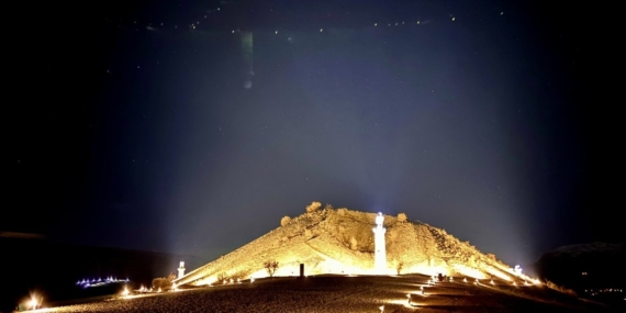 Adıyaman’ın önemli tarihi eserlerinden Karakuş Tümülüsü’nün aydınlatma açılışı gerçekleştirildi