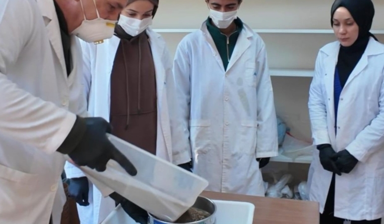 Adıyaman Üniversitesi çiftçilere toprak analiziyle destek veriyor  - Videolu Haber