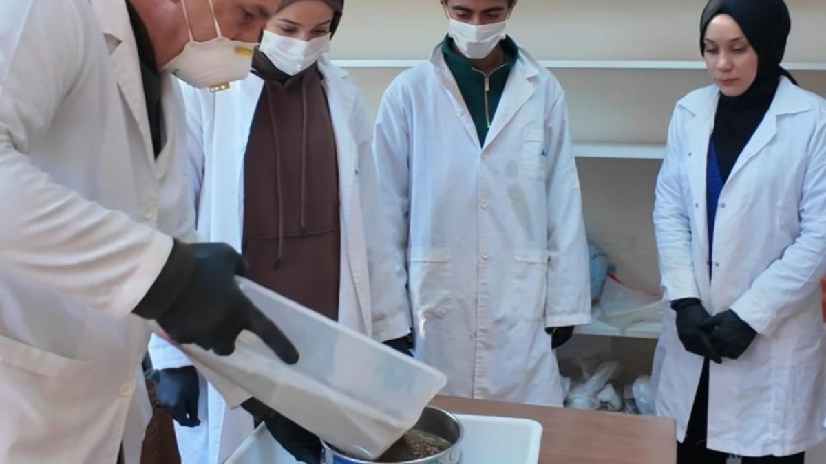 Adıyaman Üniversitesi çiftçilere toprak analiziyle destek veriyor  - Videolu Haber