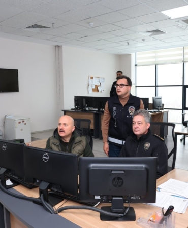 Adıyaman Valisi Osman Varol Emniyet Müdürlüğü'nde karla mücadele çalışmalarını takip etti