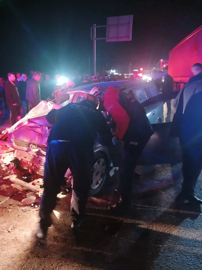 Afyonkarahisar'da otobüsle çarpışan otomobildeki bir kişi öldü, 3 kişi yaralandı