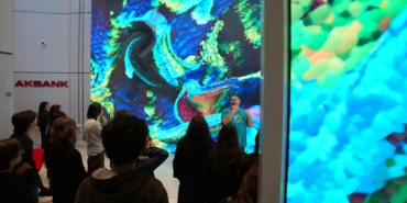 Akbank Refik Anadol'un yapay zeka eserini öğrencilerle buluşturmaya devam ediyor