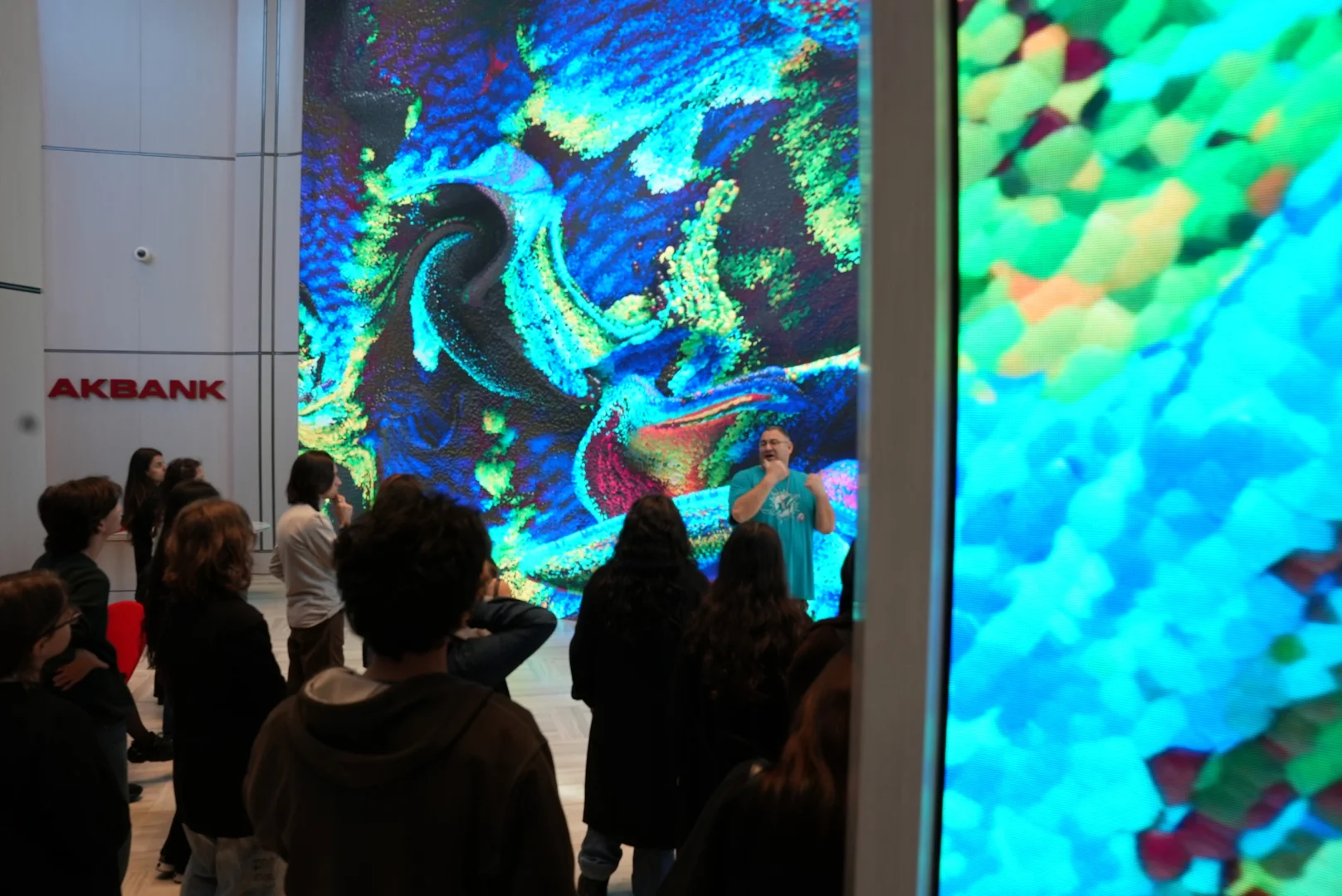 Akbank Refik Anadol'un yapay zeka eserini öğrencilerle buluşturmaya devam ediyor