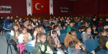 "Akıllı Tavşan Momo ve Orman Dostları" tiyatro oyunu Kars'ta çocuklarla buluştu