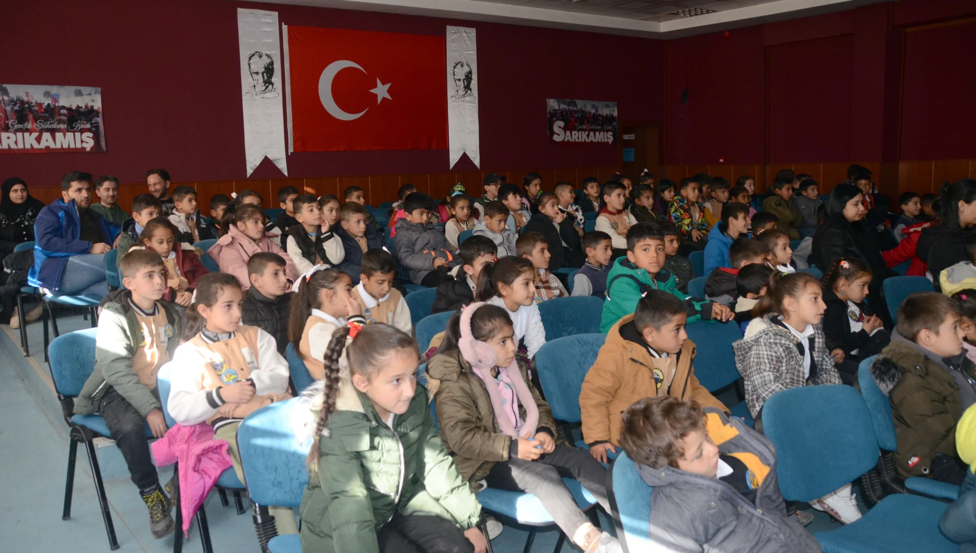 "Akıllı Tavşan Momo ve Orman Dostları" tiyatro oyunu Kars'ta çocuklarla buluştu