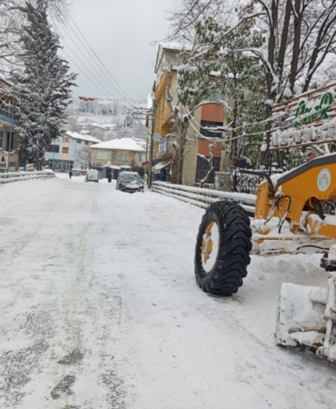 Akyazı’da karla mücadele çalışmaları sürüyor