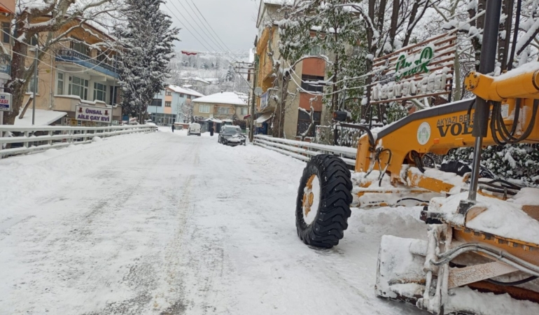 Akyazı’da karla mücadele çalışmaları sürüyor