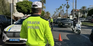 Alanya'da kask takmayan sürücülere önce ceza kesildi, sonra kask hediye edildi