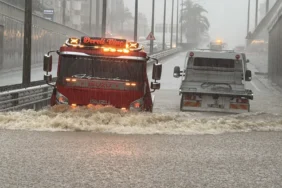 Alanya'da sağanak nedeniyle iş yerlerini su bastı, araçlarda mahsur kalanlar kurtarıldı