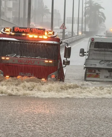 Alanya'da sağanak nedeniyle iş yerlerini su bastı, araçlarda mahsur kalanlar kurtarıldı