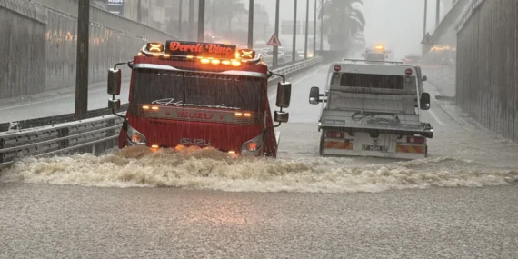 Alanya'da sağanak nedeniyle iş yerlerini su bastı, araçlarda mahsur kalanlar kurtarıldı