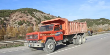 Amasya'da kamyon ile çarpışan otomobildeki 3 kişi yaralandı