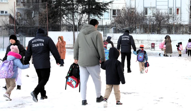Ankara Keçiören’de karla mücadele ekipleri okulları güvende tutuyor