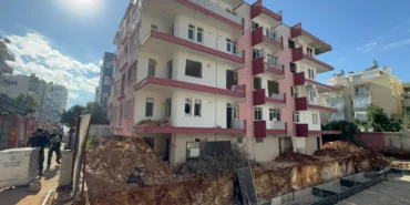 Antalya'da metruk binada çıkan yangında 1 kişi hayatını kaybetti