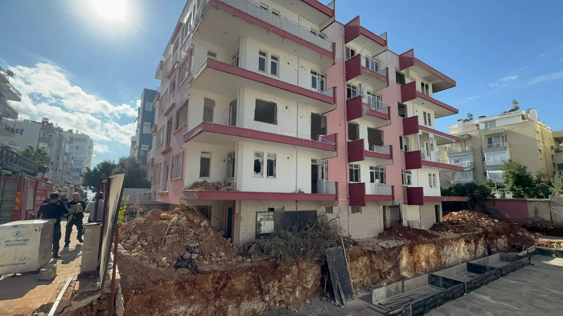 Antalya'da metruk binada çıkan yangında 1 kişi hayatını kaybetti