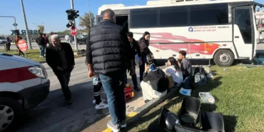 Antalya'da midibüs ile otomobilin çarpıştığı kazada 4 kişi yaralandı