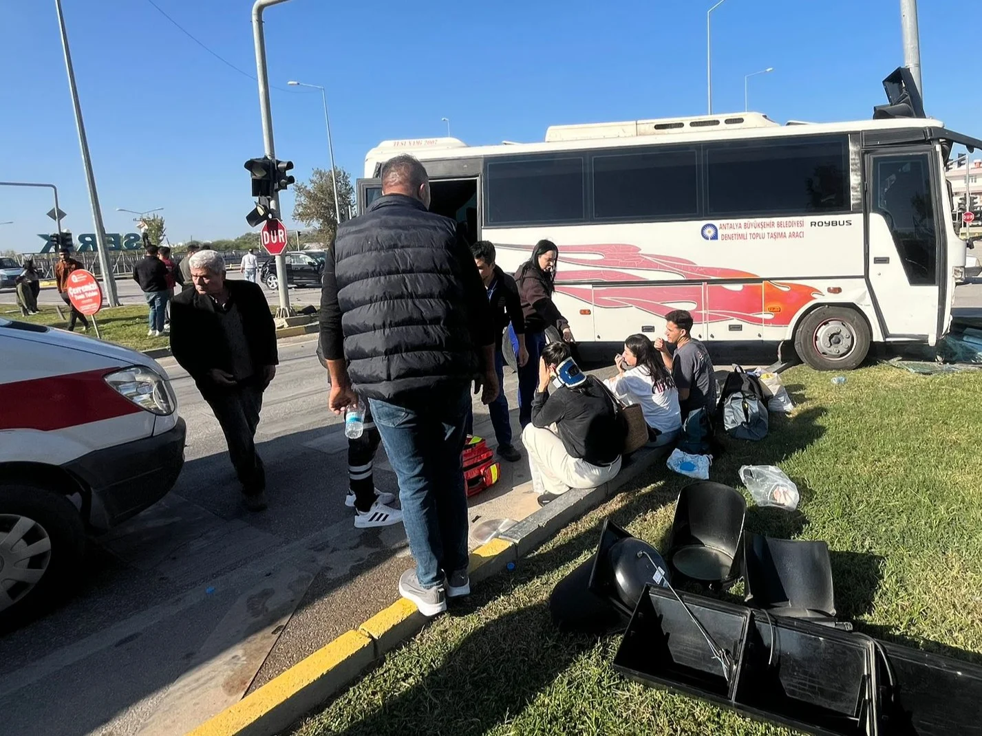 Antalya'da midibüs ile otomobilin çarpıştığı kazada 4 kişi yaralandı