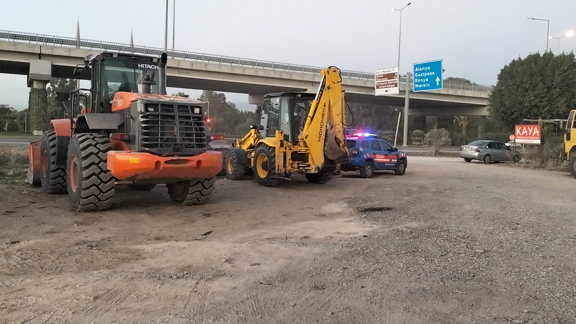 Antalya'da sahilden kum çaldıkları iddiasıyla yakalanan 3 şüpheliden 1'i tutuklandı