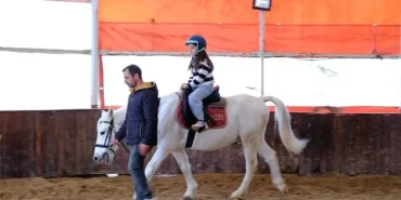 Ara tatili at üstünde geçirdiler