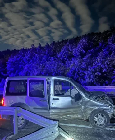 Ardahan'da bariyerlere çarpan hafif ticari araçtaki 4 kişi yaralandı