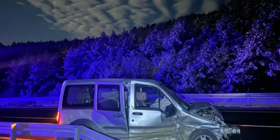 Ardahan'da bariyerlere çarpan hafif ticari araçtaki 4 kişi yaralandı