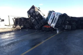 Ardahan'da iki tır ve otomobil çarpıştı