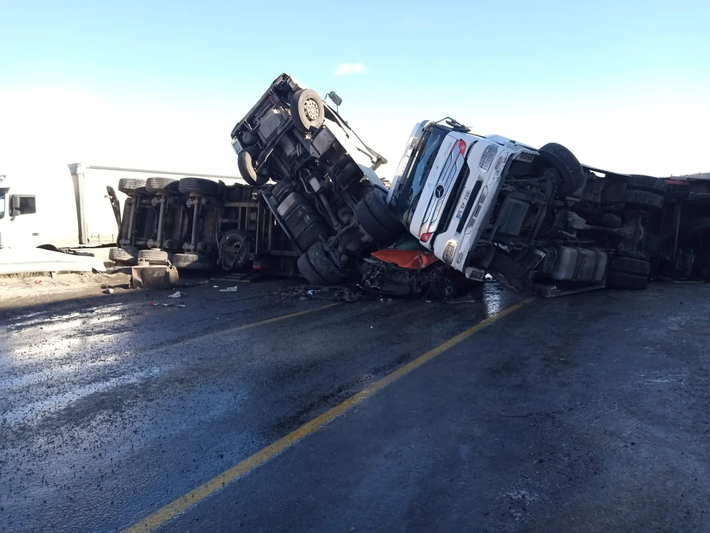 Ardahan'da iki tır ve otomobil çarpıştı