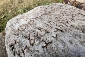 Ardahan kırsalında bulunan Aramice yazıt Kars Müzesi'nde çözümleniyor