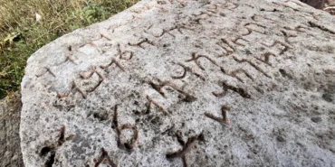 Ardahan kırsalında bulunan Aramice yazıt Kars Müzesi'nde çözümleniyor