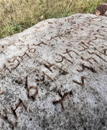 Ardahan kırsalında bulunan Aramice yazıt Kars Müzesi'nde çözümleniyor