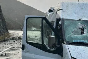 Artvin'de seyir halindeki yolcu minibüsüne kaya parçaları düştü