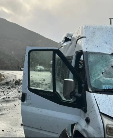 Artvin'de seyir halindeki yolcu minibüsüne kaya parçaları düştü