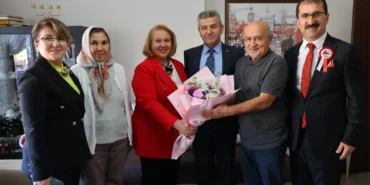 Artvin Valisi Ergün’den emekli öğretmene anlamlı ziyaret