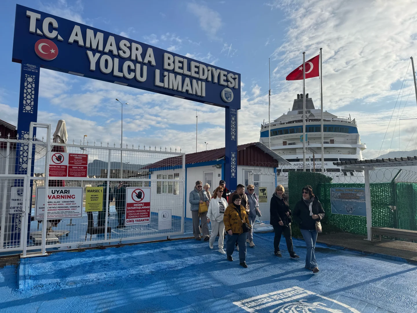 "Astoria Grande" kruvaziyeri, yılın son seferinde Rusya'dan 611 yolcusuyla Amasra'ya geldi