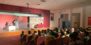 Ata İlkokulu'nda bağımlılıkla mücadele temalı tiyatro etkinliği düzenlendi
