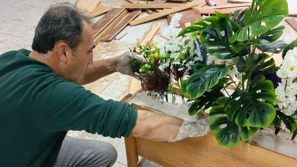 Atık malzemelerle okulu güzelleştiriyor: Samsat’ta temizlik görevlisinden örnek dönüşüm çalışması