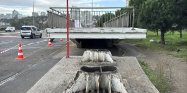 Avcılar'da vincin çarpması sonucu hasar gören üst geçit kaldırıldı