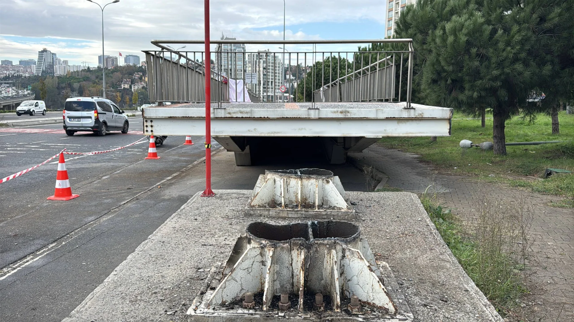 Avcılar'da vincin çarpması sonucu hasar gören üst geçit kaldırıldı